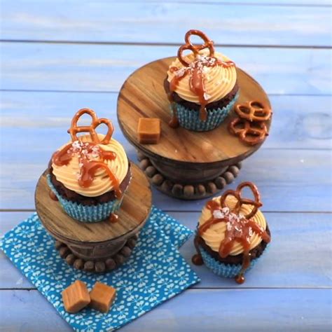 Using creamed butter, cake flour, sour cream, and egg whites, these cupcakes are soft, sweet, fluffy, and infinitely buttery. Chocolate Cupcakes with Caramel Frosting Recipe with Sour ...
