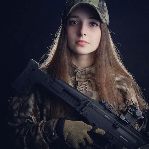 elena deligioz mooiste soldaat1 military girl female soldier army girl