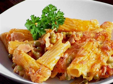 The kids will surely love this cheesy meal. Rigatoni al forno mit Schinken - Sahne - Soße (Rezept mit ...