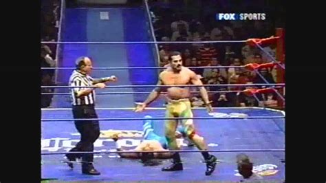 Short rounded bob with bangs. Wrestler "Mr Mexico" haircut | Luchador "Mr México"-corte ...