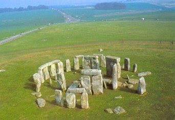 The stones of stonehenge have endured centuries of weathering and erosion. Arte-e-fato: Lugares Sagrados mais conhecidos