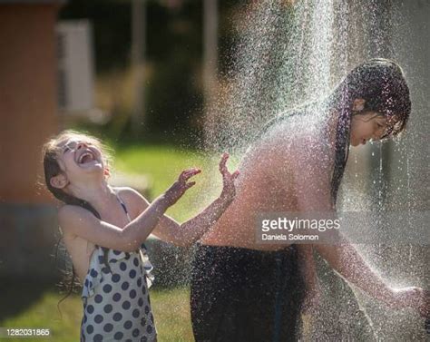 Brother And Sister In The Shower Photos Et Images De Collection Getty