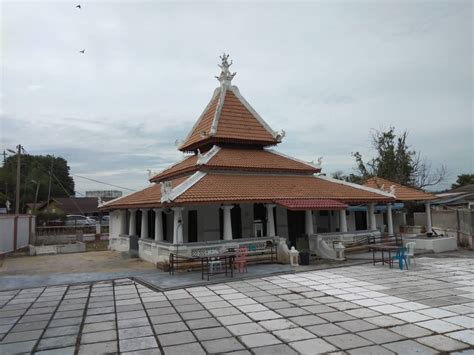 Cerita lisan yang diperturunkan dari satu generasi ke satu generasi yang lain sejak ratusan tahun yang lalu amat. Melaka indah : Asal usul nama Masjid Tanah - Berita Parti ...