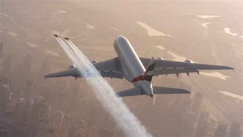 Video Le Vol Spectaculaire De Deux Jetmen Aux Côtés Dun Avion De