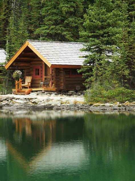 Casa De Madera En Emerald Lake Yoho National Park Canadá Imagen De