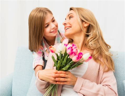 Mamá Satisfecha Con Tulipanes Mirando Hija Foto Gratis