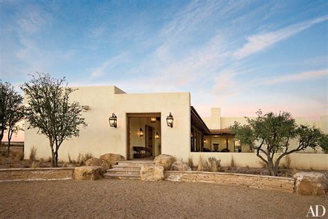 7 Dazzling Homes Built Into The Desert Hacienda Style Homes Desert Home Exterior New Mexico