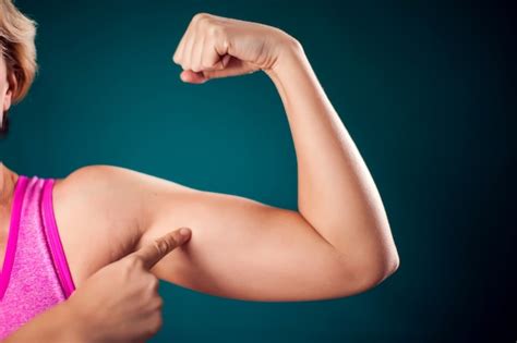 Mujer Con Brazo En Forma Mostrando Tríceps Y Bíceps Concepto De Personas Fitness Y Salud