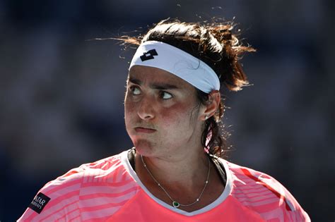 نشرت الفنانة الاستعراضية التونسية المثيرة للجدل نجلاء التونسية صورا مع ابنتها. خروج التونسية أنس جابر من أستراليا المفتوحة