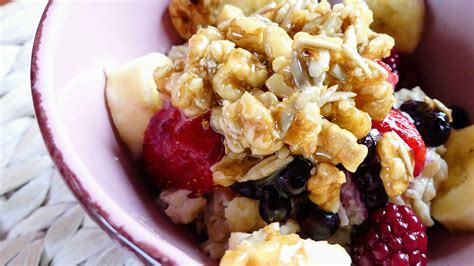 Healthy and delicious porridge with berries — Deliciously Gabi