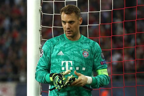 His current girlfriend or wife, his salary and his tattoos. Manuel Neuer criticizes Bayern Munich's passing, lack of ...