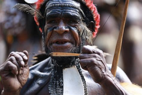 Buah kelapa dan bambu dengan kualitas terbaik merupakan bahan pembuatan alat musik calong. Informasi Tentang Rumah Adat Papua - Micro USB m