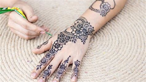 Gambar tato henna nama simple. Cara Membuat Gambar Henna di Tangan yang Mudah dan ...