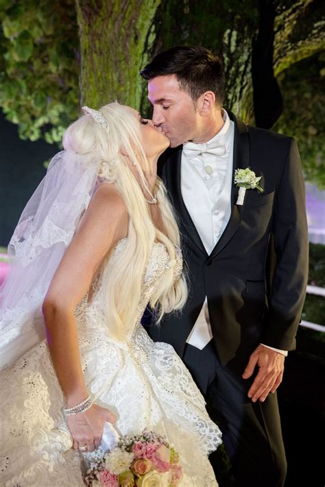 Morgens habe ich erst mal eine ausschlaggebend für den abnehmerfolg von daniela katzenberger war die extreme umstellung der. Daniela Katzenberger: Bilder von ihrer Hochzeit mit Lucas ...