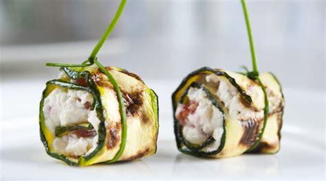 Fai sciogliere il burro in una padella e metti poi gli involtini a rosolare finché non saranno belli dorati e la mozzarella ben sciolta. Ricetta Rotolini di Zucchine con Prosciutto Crudo e ...