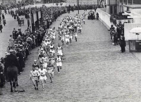 De internationale zwembond fina heeft een aanvraag voor de 'soul cap. Sport, atletiek, marathon. Olympische Spelen 1928 Amsterdam, Nederland. Marathonlopers op het ...