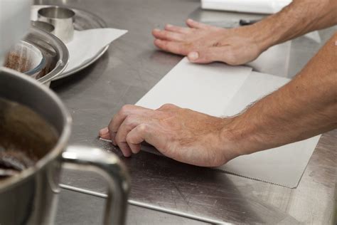 Entrambe, però, possono essere sostituite, all'occorrenza, da altri ingredienti e in questo articolo scopriremo insieme. Come fare una sac à poche con la carta forno