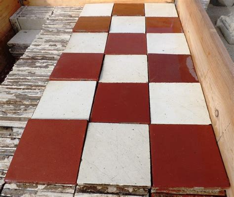 Helle, fast weiße bodenfliese mit feinen hellgrauen nuancen. 21 m² Keramik Bodenfliesen "Schachbrett Rot-Weiß ...