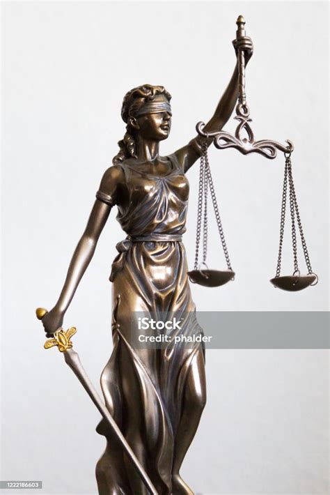 Estatua De Justitia Con Los Ojos Vendados Espada Y Equilibrio Sobre