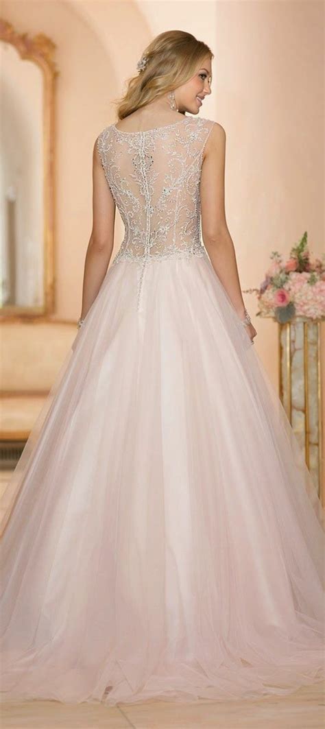 Leichtes hochzeitskleid mit wadenlangem rock in puderrosa. Rosa Brautkleid für einen glamourösen Hochzeits-Look ...