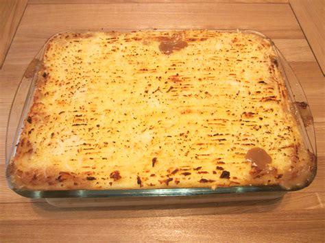 Cottage pie is a traditional english dish, made with minced beef, topped with mashed potato which has been browned and crisped in the oven. One Man's Travels: A Tasty Traditional Cottage Pie Recipe ...