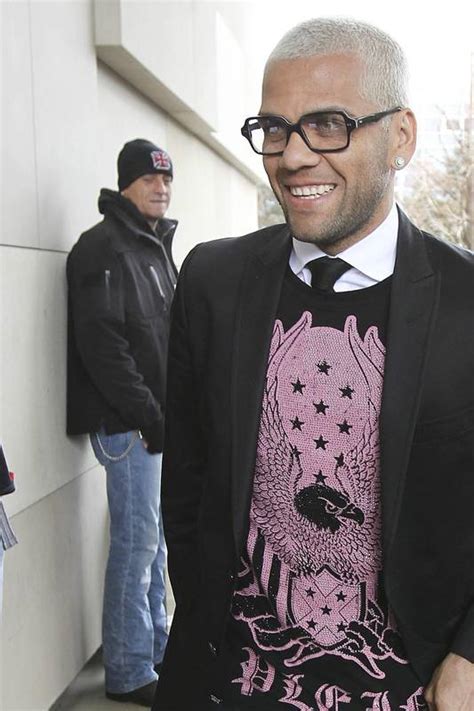 His birthday, what he did before fame, his family life, fun trivia facts he was married to dinora santana from 2008 to 2011; Daniel Alves se apresenta cheio de estilo à seleção. Veja ...