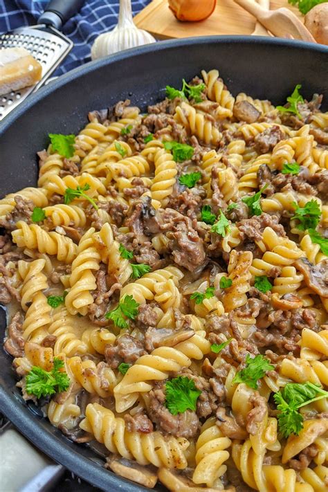 Super lecker, gesund und perfekt für kleine kinderhände. One Pot Pasta mit Brokkoli Champignons und Hackfleisch ...