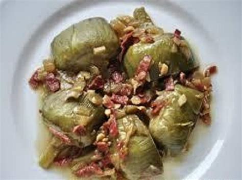 Cuando se utilicen las alcachofas naturales, limpiarlas y cortarlas por la mitad. Receta de alcachofas con jamón (3.5/5)