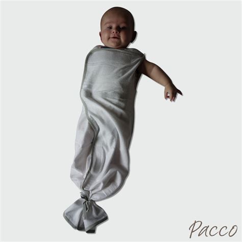 Das pucken ist eine spezielle wickeltechnik, mit der babys in den ersten monaten fest in ein tuch eingewickelt werden, um ruhiger schlafen zu können. Entwöhnungstuch Pacco Plus Large für Babys ab 6 à 7 kg ...