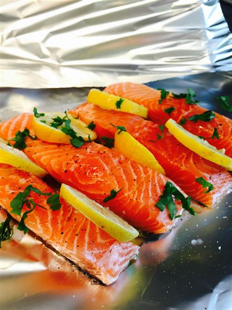 Garnish with chopped parsley and lemon wedges, then i love your idea of aluminum foil over each salmon steak. Simple salmon baked in foil | Daisies & Pie