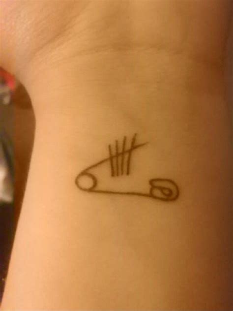 5 Seconds Of Summer Safety Pin Tattoo This Is Cute 5sos Tattoo