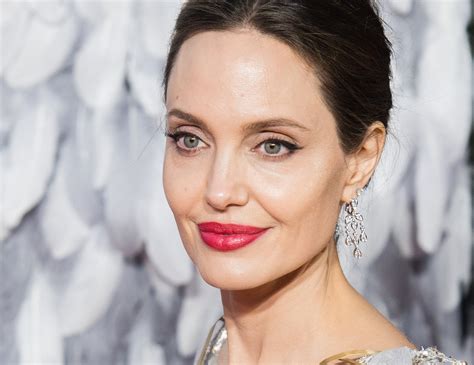 What Brand Of Makeup Does Angelina Jolie Wear Saubhaya Makeup