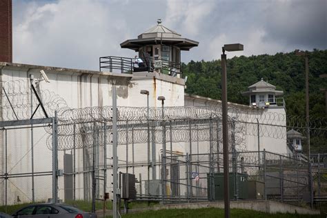 Correction officer put on leave after New York prison escape - CBS News