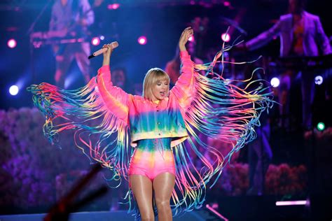 Why Some Speculate That Taylor Swifts Sexual Orientation May Be