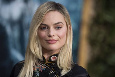 This Is How Margot Robbie Fakes Volume In Her Hair Vogue Australia