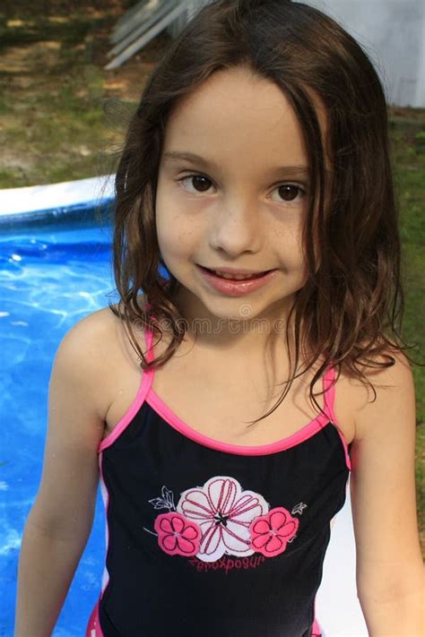 Kleines Mädchen In Badeanzug Stockbild Bild Von Schwimmbad Grinsen