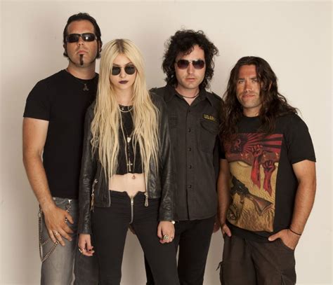 The Pretty Reckless Going To Hell By The Barricade