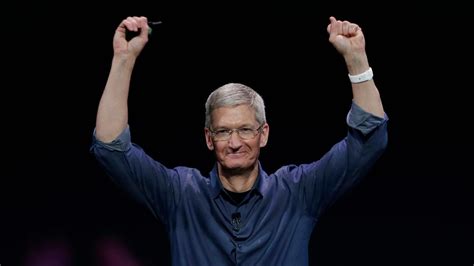 How Apple Ceo Tim Cook Spends The First Two Hours Of His Workday