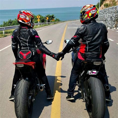 Tomar fotos de tareas y documentos. Motos pareja | Motorcycle couple, Motorcycle girl ...