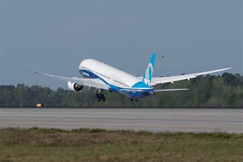 Pilots Give A 10 To Boeings 787 10 Dreamliner Jet After First Test