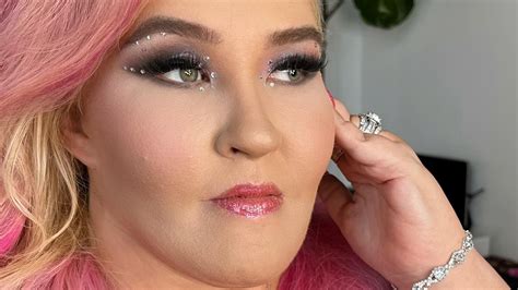 Mama June shows off her massive fake lashes and hot pink hair in new