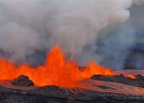 Spectacular Aerial Images Show Mauna Loa Volcano Spewing Lava