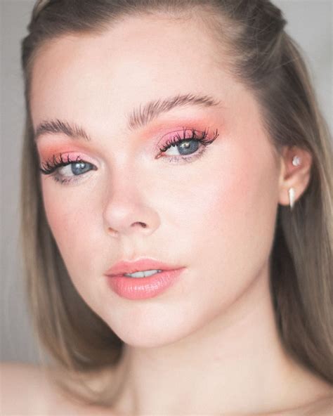 A Wearable Monochromatic Pink Makeup Look Using Only Blush On The Eyes