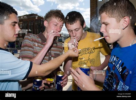 Gruppe Von Jungs Im Teenageralter Rauchen Stockfotografie Alamy