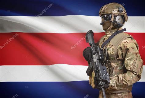 Soldado En Casco Con Ametralladora Con La Bandera En La Serie Del Fondo