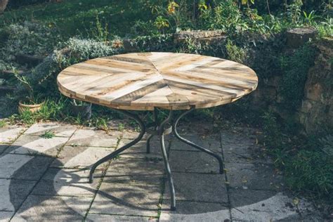 Round Top Table Made Of Pallets Diy Easy Pallet Ideas