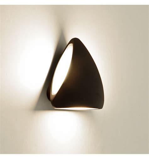 Mobilier et déco pour un intérieur stylé. Applique murale noire LED | Triangle "Bowa" - KosiLum