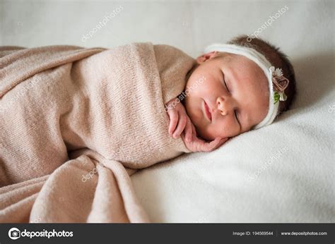 Menina cute recém-nascido dormindo no fundo rosa — Fotografias de Stock ...