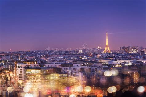 La Torre Eiffel Iluminada En La Noche Con El Bokeh Se Enciende
