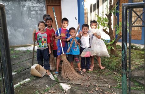 Anak Anak Ini Inisiatif Bersihkan Halaman Rumah Orang Setelah Dipakai